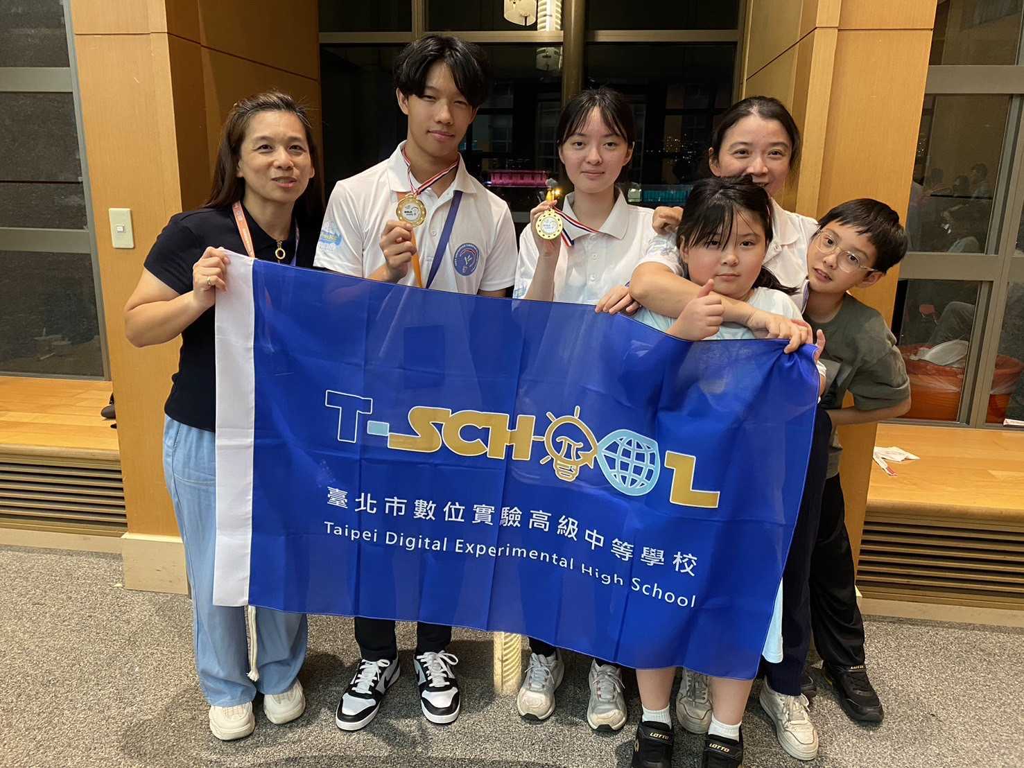 林星佑同學與其隊友、家人比賽後合照