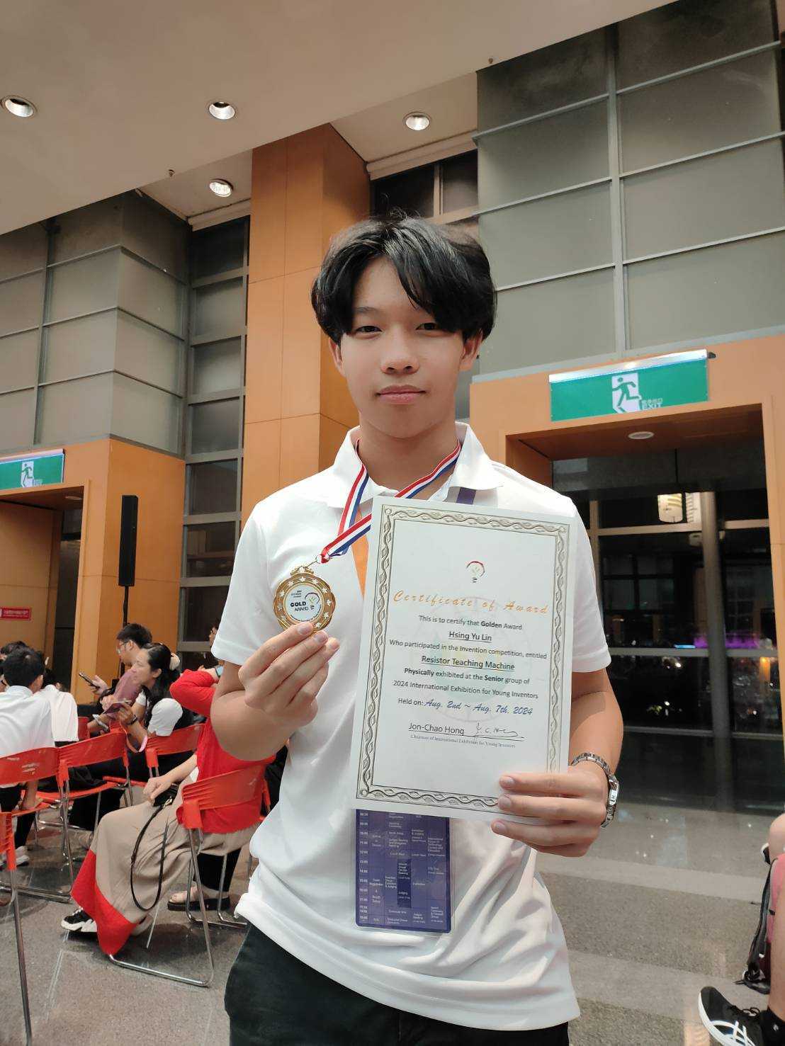 林星佑同學與獎牌、獎狀的獨照