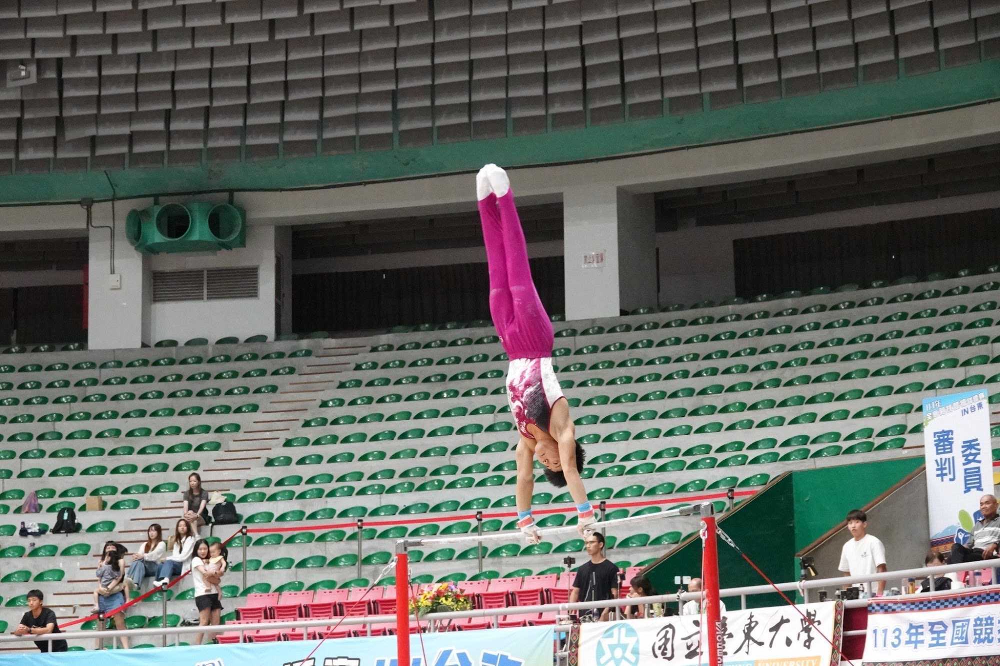 曾翌瑋同學參加113年全國競技體操錦標賽時的比賽照片