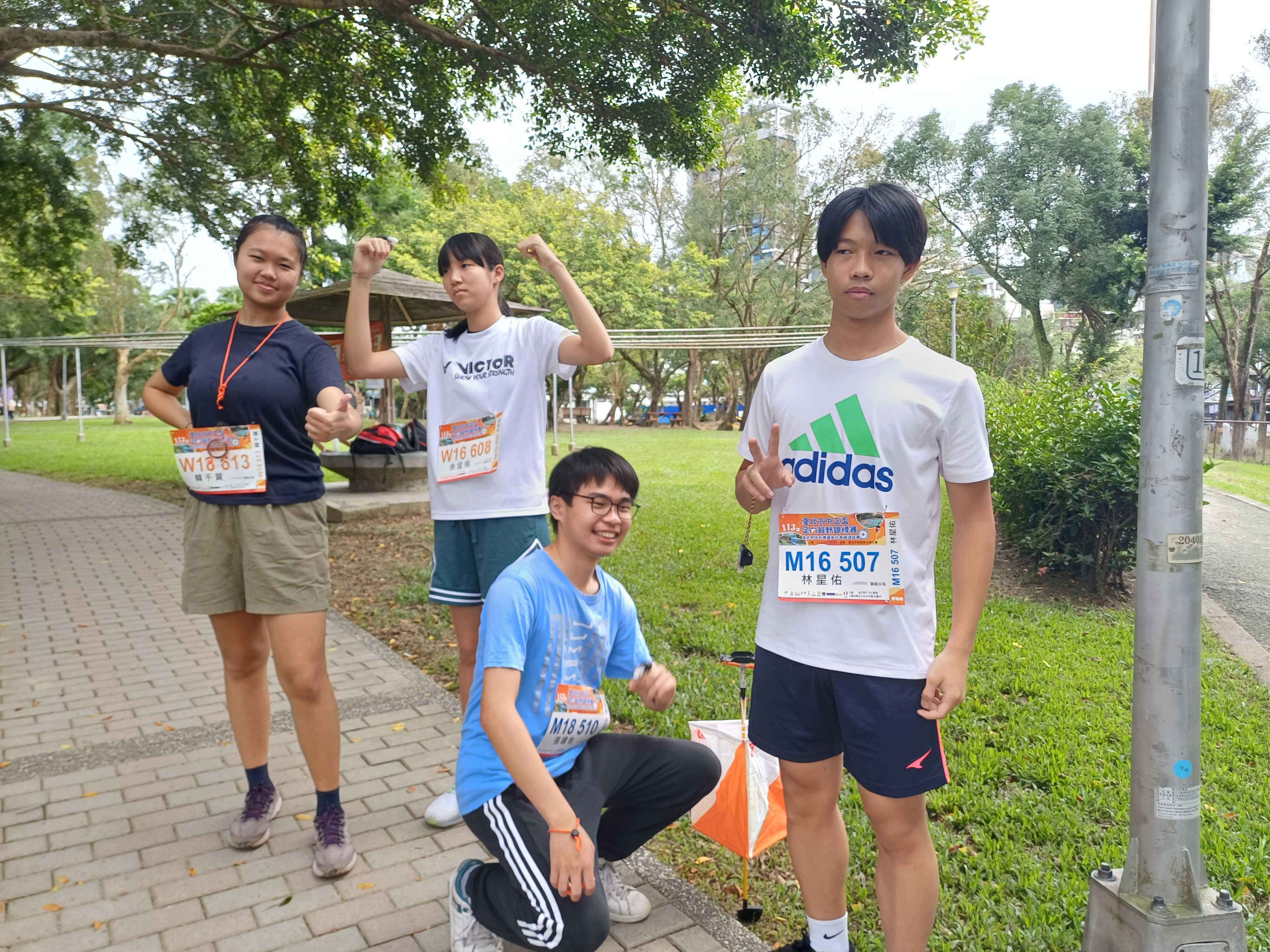 張靖杭同學參加臺北市中正盃定向越野錦標賽與其他參賽同學合影