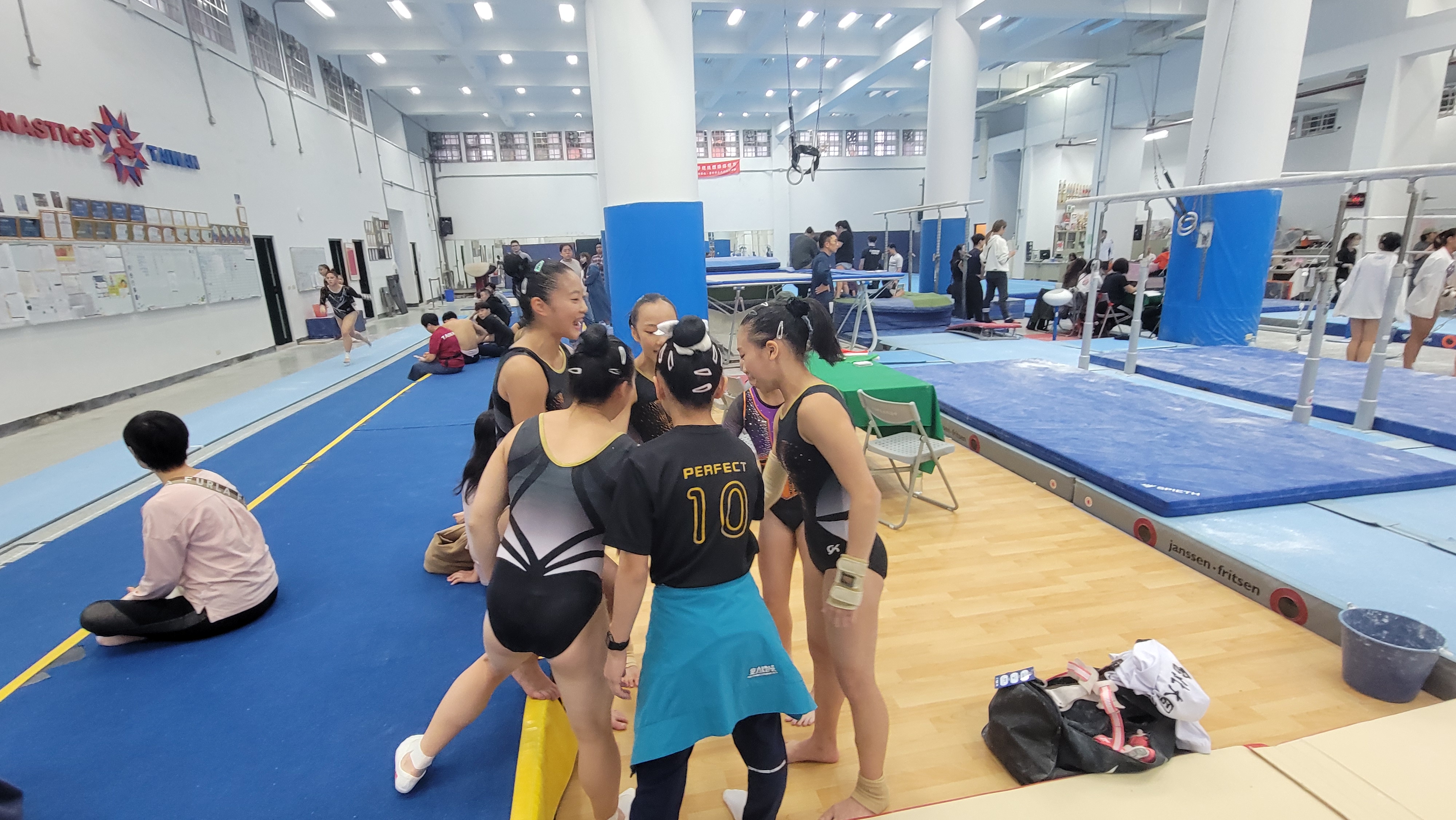 img4廖奕淳、楊可玟、趙品姸、吳彧之同學參加臺北市113學年度教育盃中小學競技體操錦標賽榮獲高中女子組成隊第一名